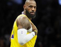 詹姆斯回归赛场，大胜首场状态亮眼，独行侠观众沸腾！的简单介绍