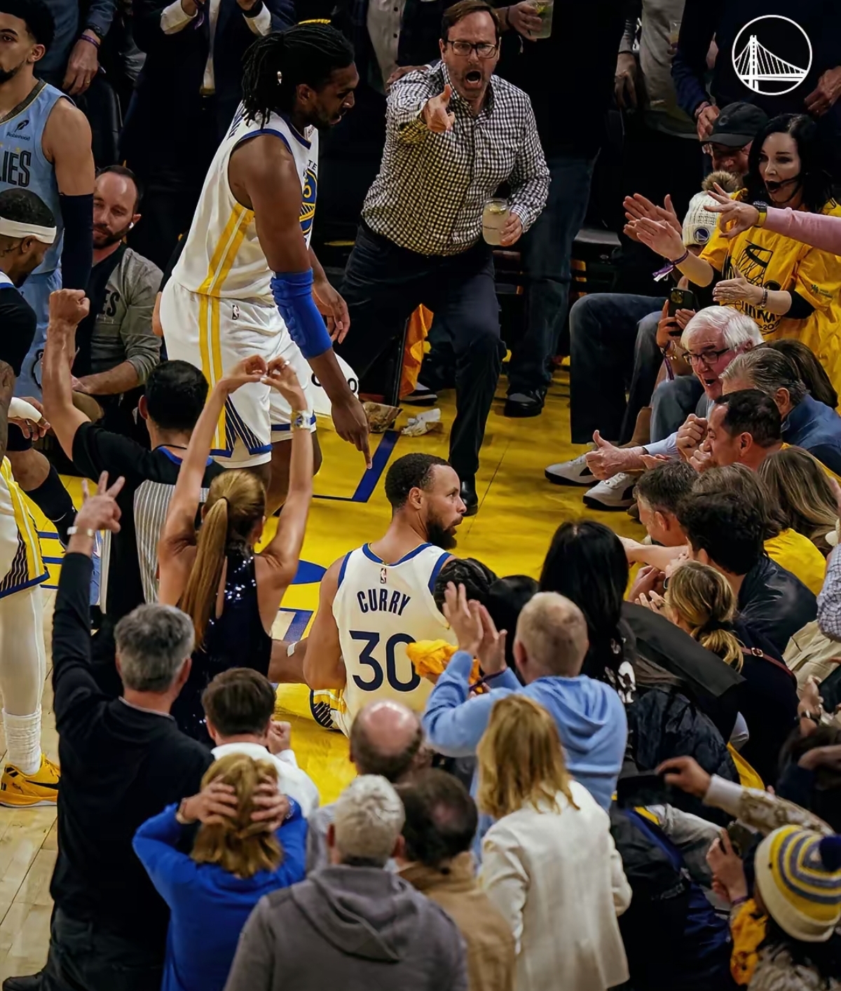 包含库里连续三场比赛得分超过惊险取胜，切尔西挑战极限！的词条